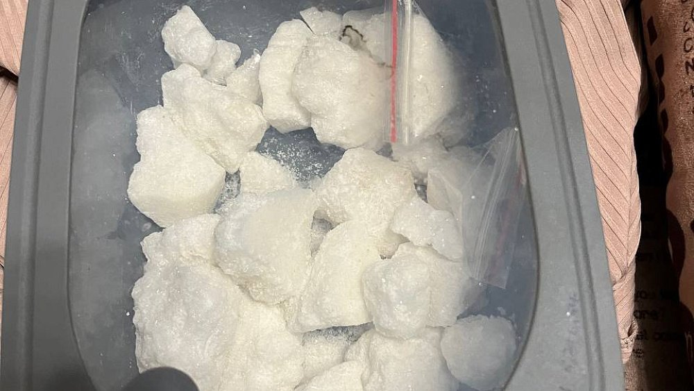 Челябинские полицейские задержали двух екатеринбуржцев с крупной партией мефедрона