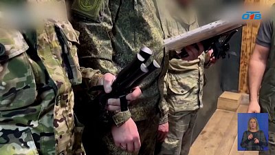 Бойцам СВО передали легендарные черные ножи