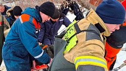 Спасатели в Аше вызволили пожилых супругов из затопленного дома