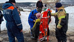 Спасатели в Аше вызволили пожилых супругов из затопленного дома