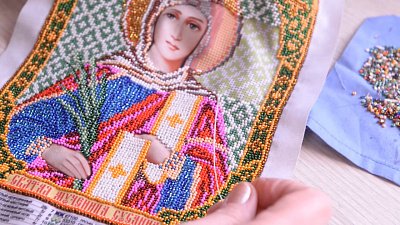 В Челябинске пенсионерка вышивает иконы бисером