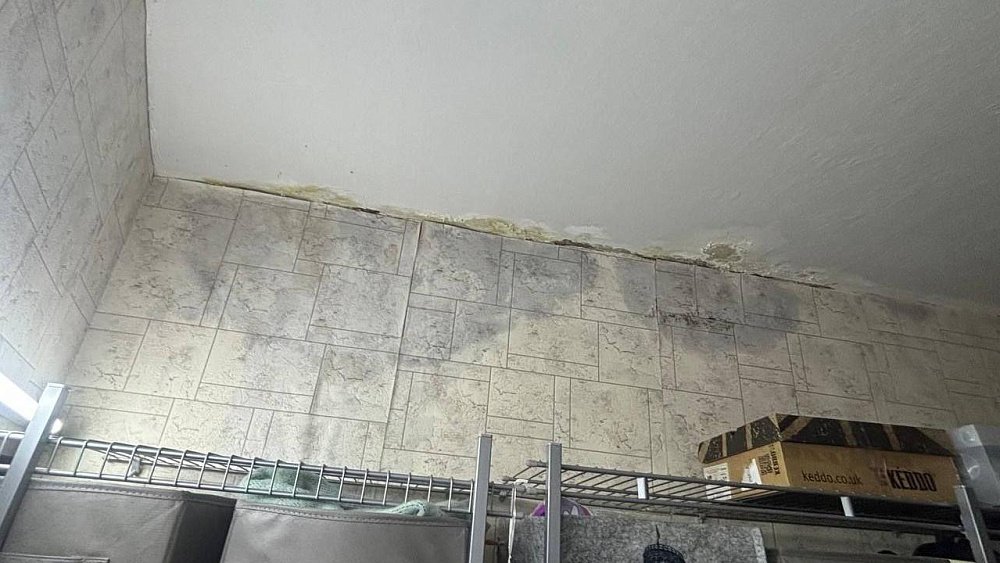 Сгоняют воду с потолка: мартовские дожди принесли проблемы семье из Челябинска