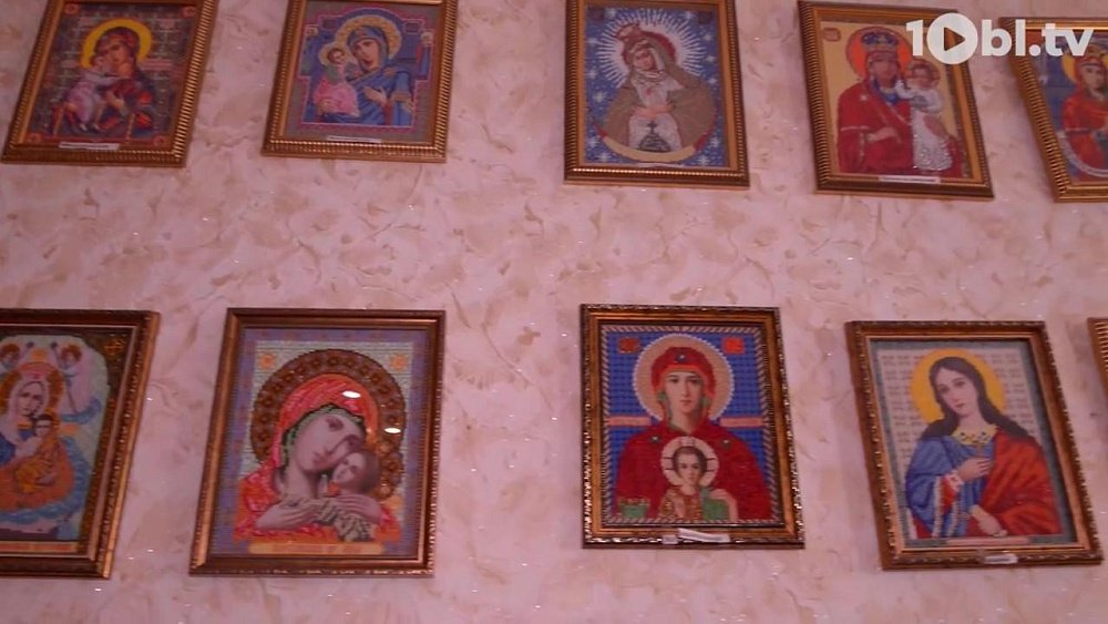 Пенсионерка из Челябинска вышила бисером почти 90 икон