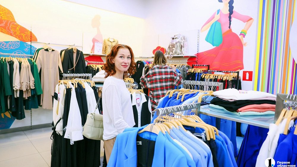 Джинсы, худи и необычные туфли: челябинцы обновляют гардероб весной