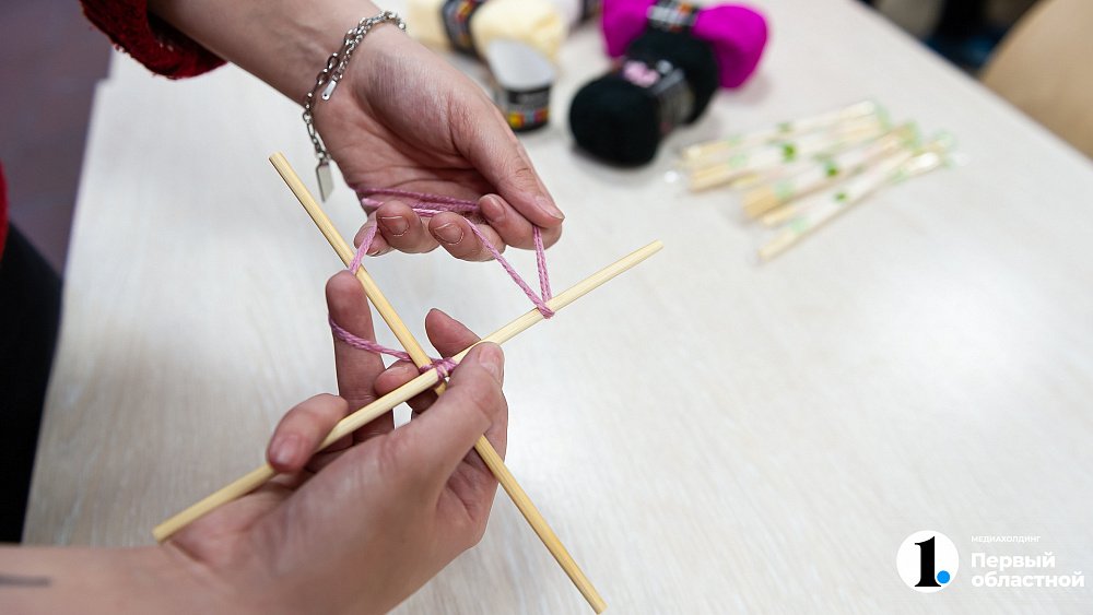 Челябинцы увлекаются шитьем, вязанием, мозаикой и резьбой по дереву 