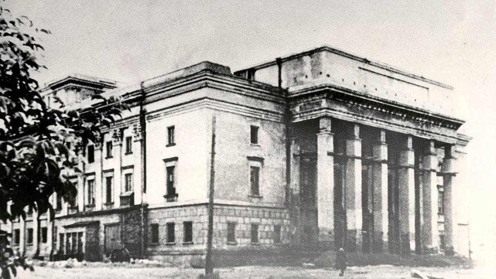 Челябинский оперный театр вместо первого сезона в 1941 году принял в свои стены завод «Калибр»