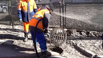 Городские службы Челябинска очищают дождевые колодцы после зимы
