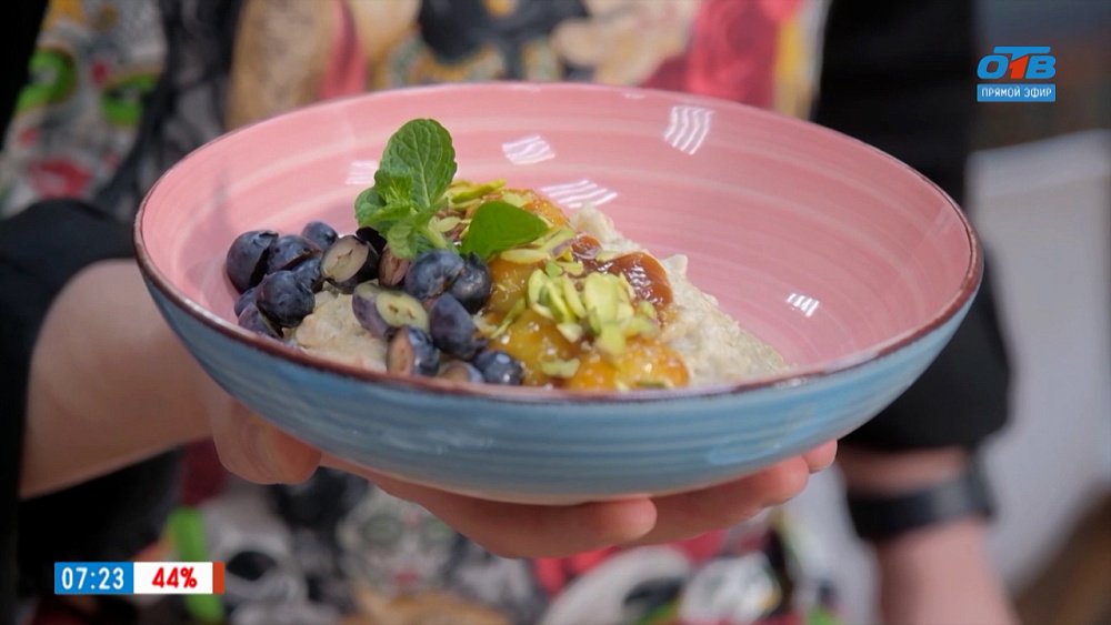 Овсянка с бананом и голубикой в рубрике «Завтрак с шеф-поваром»