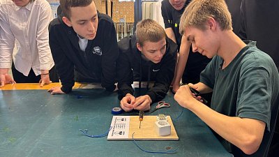 На челябинском радиозаводе проводят мастер-классы по электробезопасности