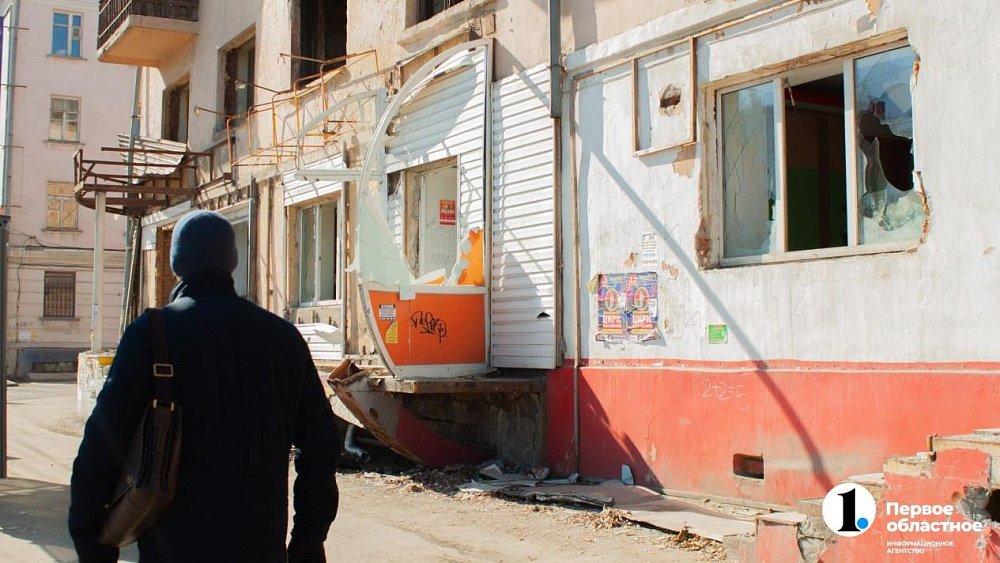 Аварийный дом на Свердловском проспекте в Челябинске начали огораживать