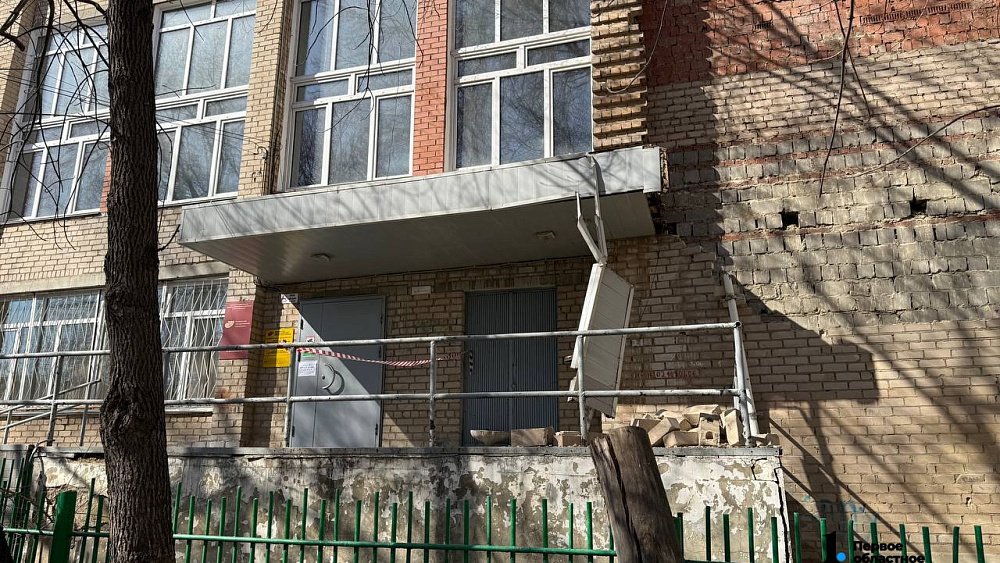 В Челябинске обрушилась стена здания колледжа