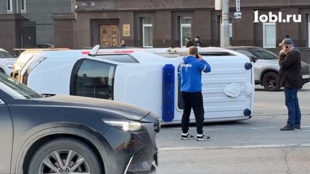 Машина медицинской помощи и две легковушки столкнулись в центре Челябинска