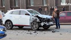 Машина медицинской помощи и две легковушки столкнулись в центре Челябинска