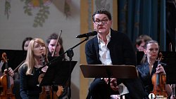 Сергей Маковецкий прочитал повесть «Метель» на сцене Челябинской филармонии