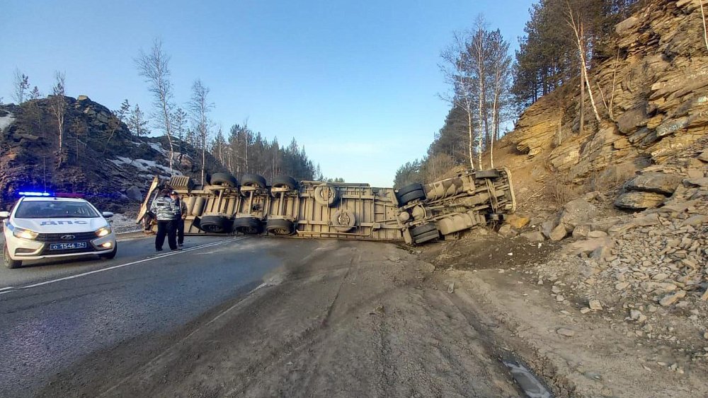 Фура перегородила дорогу на М‑5