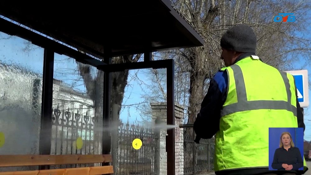 В Златоусте очищают остановки от последствий вандализма