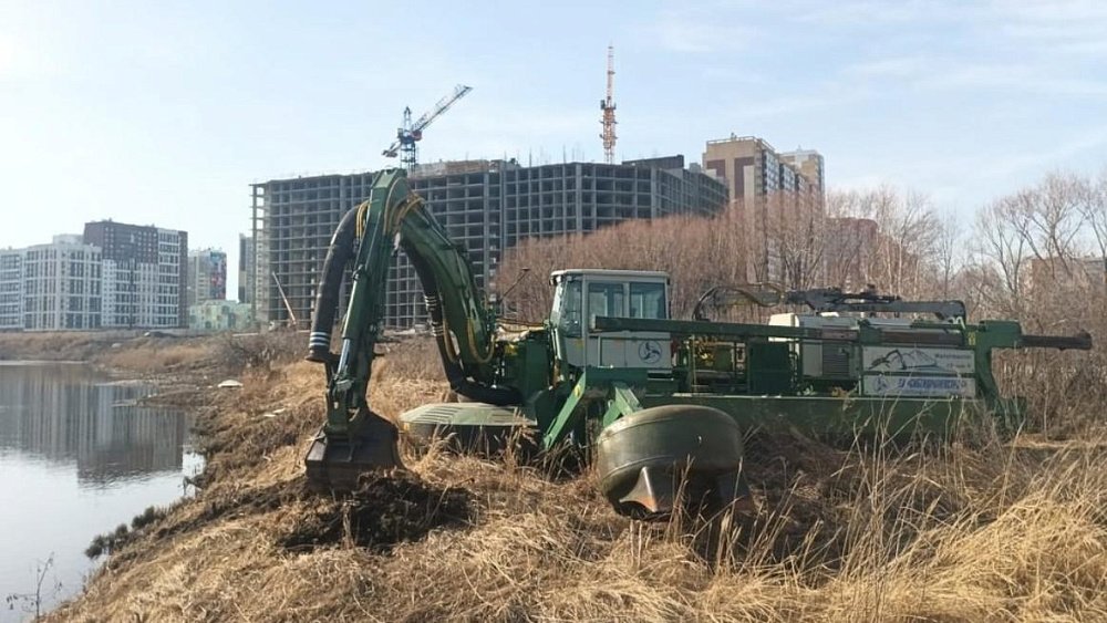 На реке Миасс в Челябинске снова начинают откачивать ил