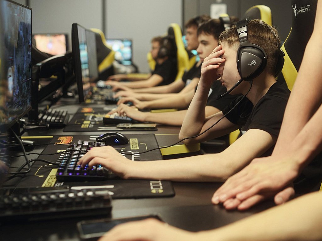 студенты киберспортивной академии за компьютерами