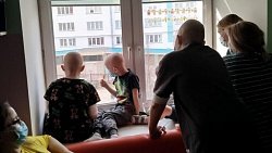 День рождения семьи Пилюлькиных отметили концертом под окнами детской онкологии