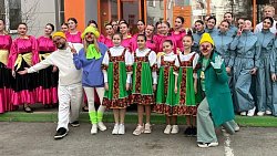 День рождения семьи Пилюлькиных отметили концертом под окнами детской онкологии