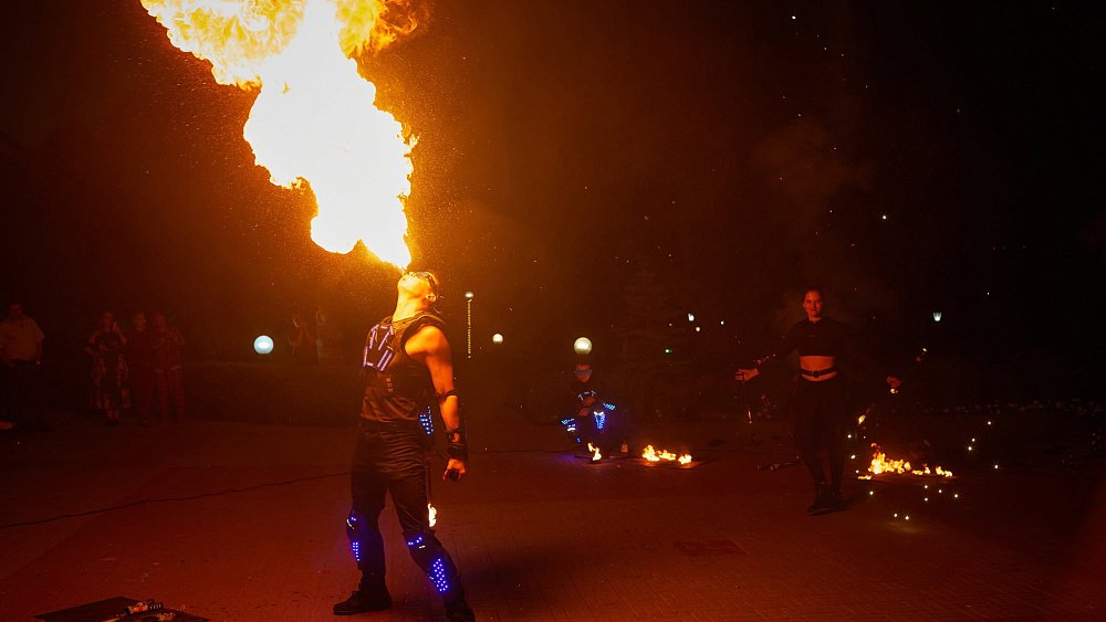 Работа с огоньком: челябинский фаерщик рассказал о своем ремесле