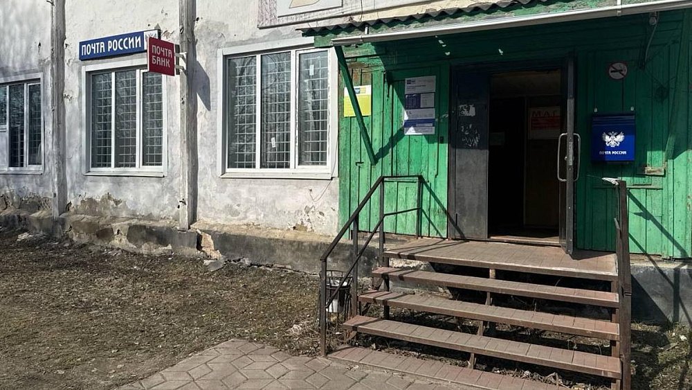 Мужчине потребовалось несколько попыток, чтобы забрать посылку с почты в Пласте