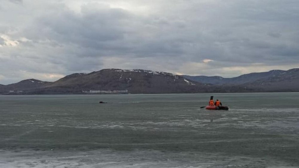 На озере Банном спасли провалившегося под лед рыбака из Челябинской области