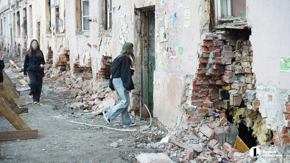 Расселенный дом в Челябинске перекроют забором и усилят охрану