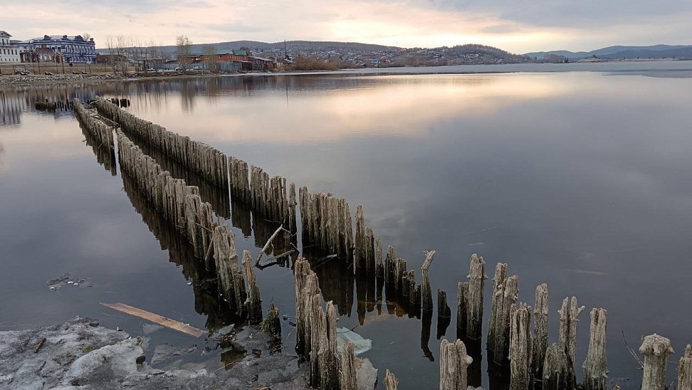 Старинный мост показался из‑под воды в Миассе во время паводка