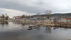 Старинный мост показался из‑под воды в Миассе во время паводка