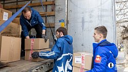 Две звезды, продукты и корм для животных повезли из Челябинска в ДНР