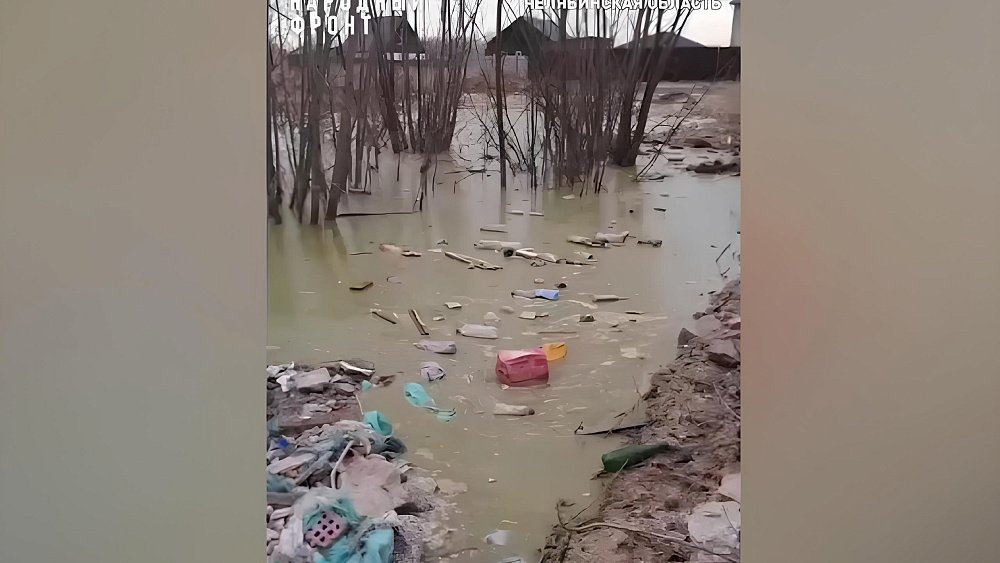 В Копейске ликвидируют зловонную мусорную реку