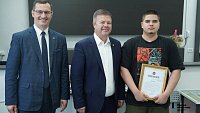 В Новосинеглазово вручили благодарственные письма губернатора учителям и подростку, скрутившим нападавшего в школе