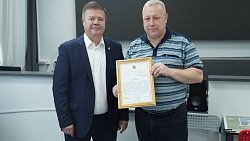 В Новосинеглазово вручили благодарственные письма губернатора учителям и подростку, скрутившим нападавшего в школе