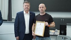 В Новосинеглазово вручили благодарственные письма губернатора учителям и подростку, скрутившим нападавшего в школе