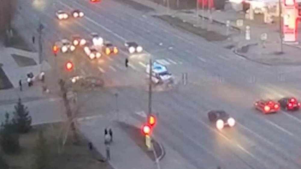 В центре Челябинска водитель Volkswagen врезался в автомобиль скорой помощи