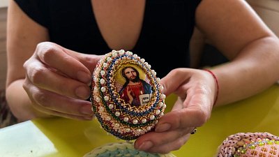В Миассе рукодельница создает декор к Пасхе из бисера