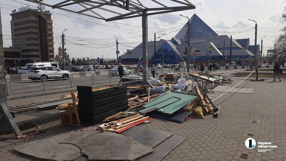 На Привокзальной площади Челябинска сносят ларьки