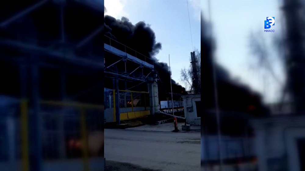 Огненный столб над Миассом: крупный пожар в промзоне