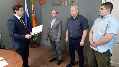 Глава Челябинска наградил учителей и девятиклассника, остановивших напавшего в школе № 145