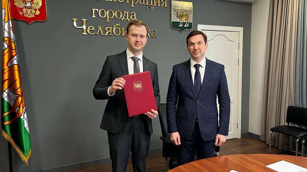 Алексей Лошкин вручил грамоту челябинцу — победителю конкурса «Педагогический дебют»