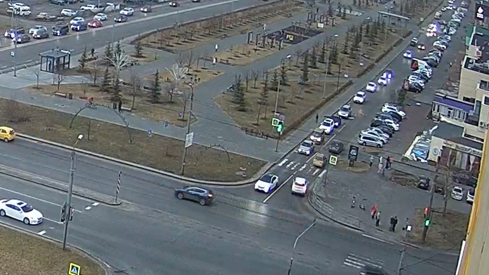 Ресторан на северо-западе Челябинска остался без окон после ураганного ветра