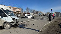 Четыре человека пострадали в массовой аварии в Челябинске утром 17 апреля