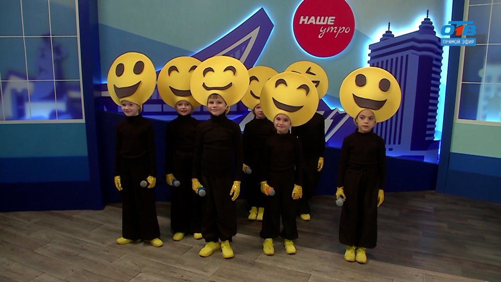 Выступление в креативных костюмах — Гости в студии