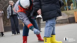 На субботнике в городском бору Челябинска впервые разделяют собранный мусор