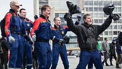 На субботнике в городском бору Челябинска впервые разделяют собранный мусор