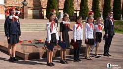 Школьники Смоленска заступили в почетный караул у Вечного огня