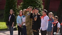 Школьники Смоленска заступили в почетный караул у Вечного огня