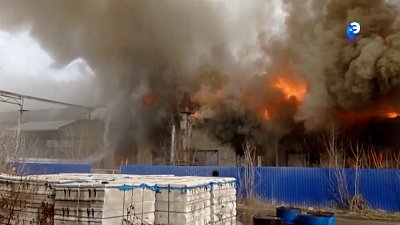 Огонь разрушает промышленность Миасса