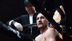 Боксер Сергей Ковалев победой нокаутом завершил свою профессиональную карьеру